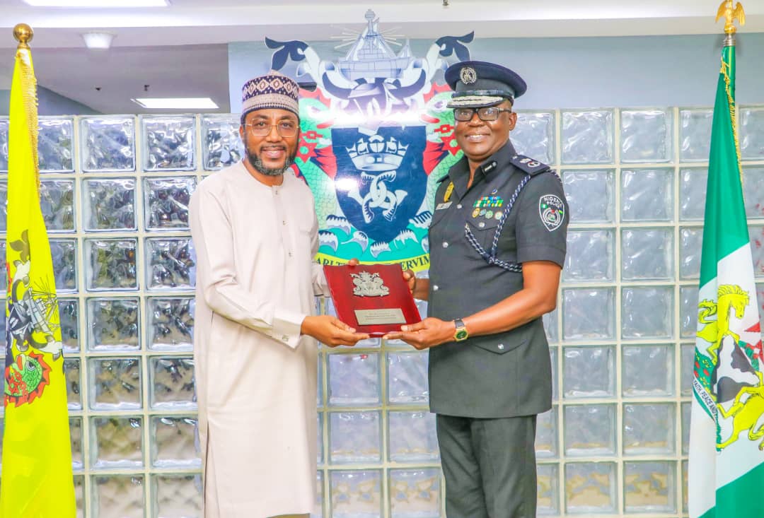 Managing Director of Nigerian Ports Authority (NPA), Mohammed Bello Koko (left) presented the authority’s plaque to the Commissioner of Police, Lagos State Command, CP Idowu Owohunwa, during his working visit to the management of NPA at the Corporate Headquarters in Lagos.